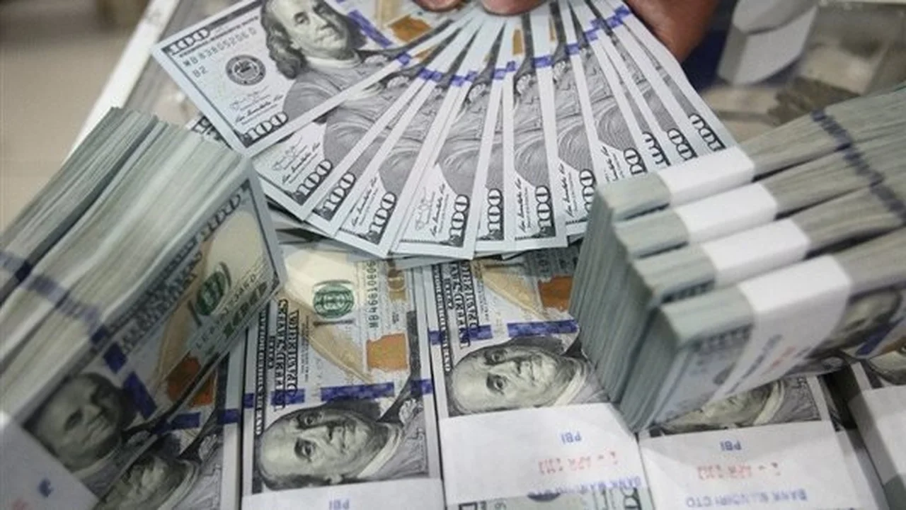 استقرار سعر الدولار عند مستوى 52 جنيها في تعاملات البنوك اليوم الاثنين